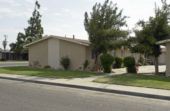 704 S 4th St in Kerman, CA - Foto de edificio - Building Photo