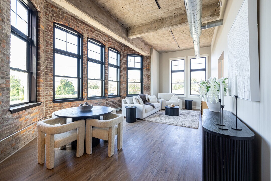 The Candle Factory in Liverpool, NY - Foto de edificio