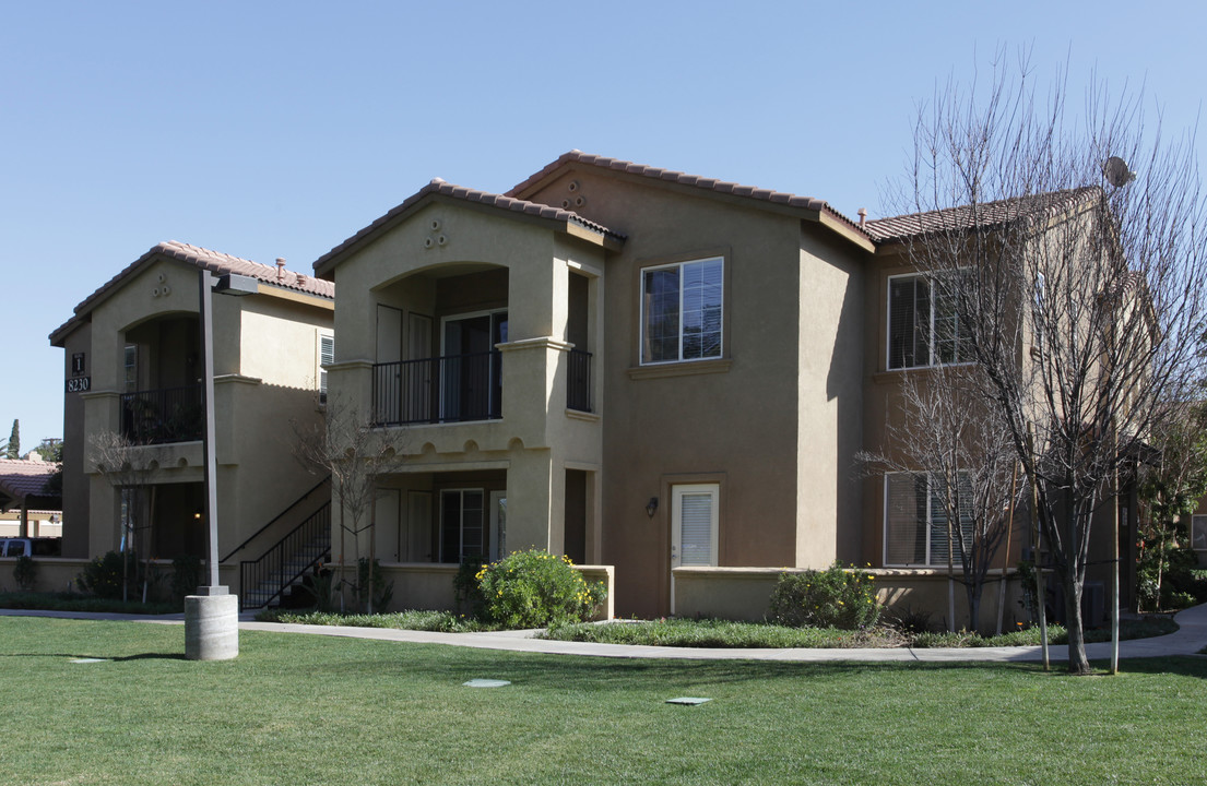 College Park Apartments in Riverside, CA - Building Photo