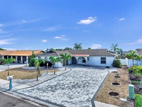 6511 Santiago Ct in Apollo Beach, FL - Building Photo - Building Photo