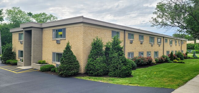 10 S Oak - 318 W Naperville- 508 N Cass in Westmont, IL - Foto de edificio - Building Photo