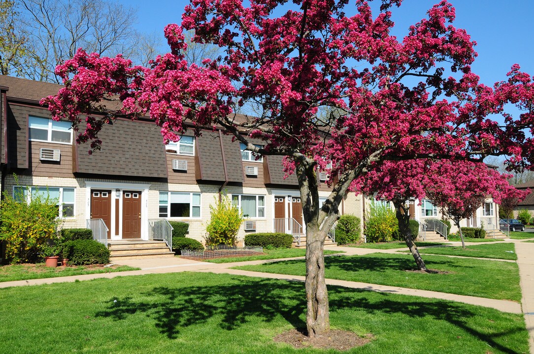Woodbridge Village in Avenel, NJ - Foto de edificio