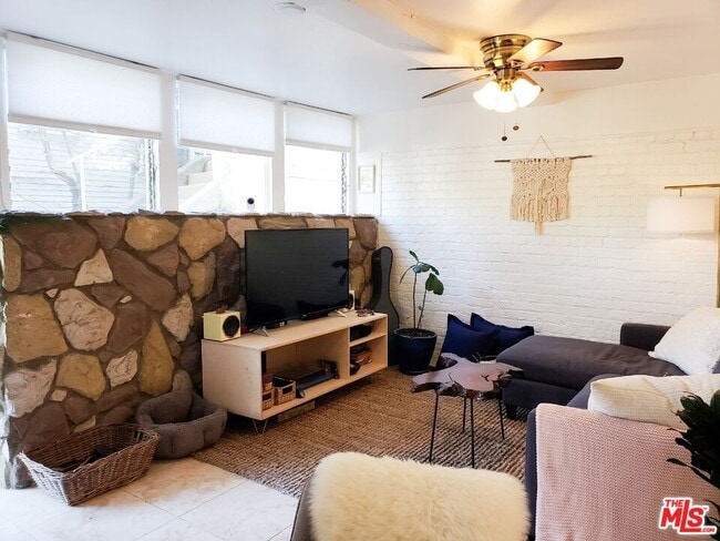 5916 Annan Way in Los Angeles, CA - Building Photo - Building Photo