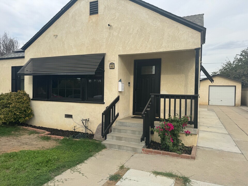 12 Western Dr in Bakersfield, CA - Building Photo