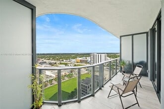 121 NE 34th St in Miami, FL - Building Photo - Building Photo