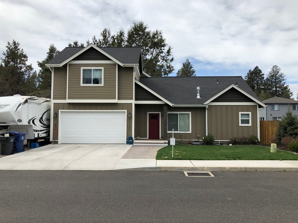 61345 Larry Pl in Bend, OR - Building Photo