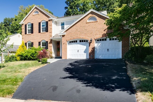 12010 Sugarland Valley Dr in Herndon, VA - Building Photo - Building Photo