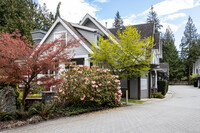 3769 Edgemont Blvd in North Vancouver, BC - Building Photo - Building Photo