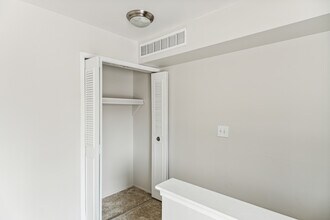Pointe West Apartments in Westland, MI - Foto de edificio - Building Photo