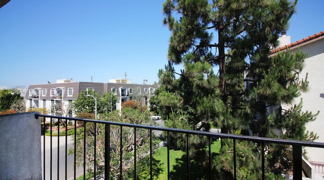 8163 Redlands St, Unit 67 in Playa Del Rey, CA - Building Photo - Building Photo