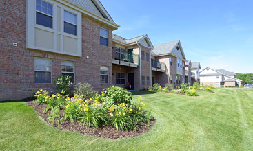 Centennial Park Apartments in Oak Creek, WI - Foto de edificio - Building Photo