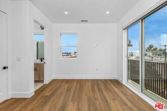 5722 Fulcher Ave in Los Angeles, CA - Building Photo - Building Photo