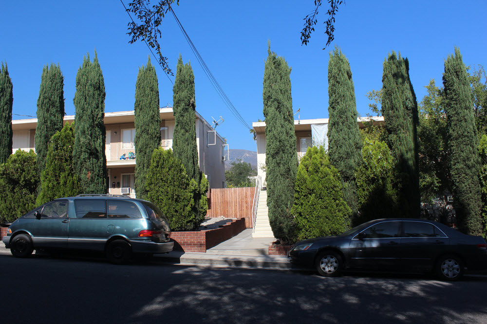 10054 Pinewood Ave in Tujunga, CA - Building Photo