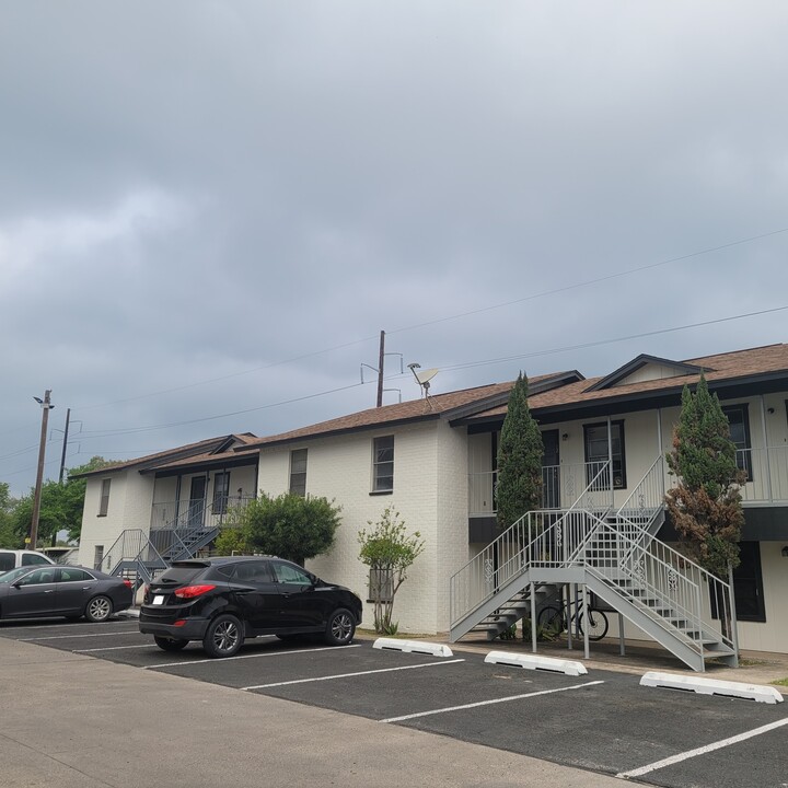 Live Oak Apartments in Weslaco, TX - Building Photo