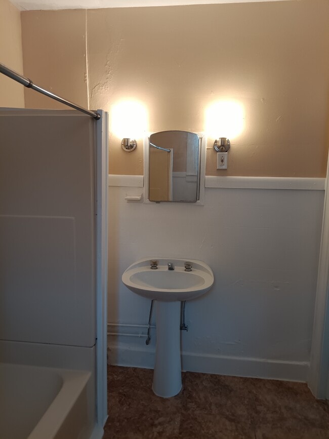 1552 Lewis St, Unit A in Charleston, WV - Building Photo - Building Photo