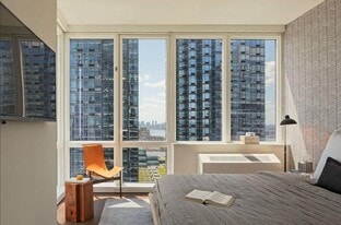 635 W 42nd St in New York, NY - Building Photo