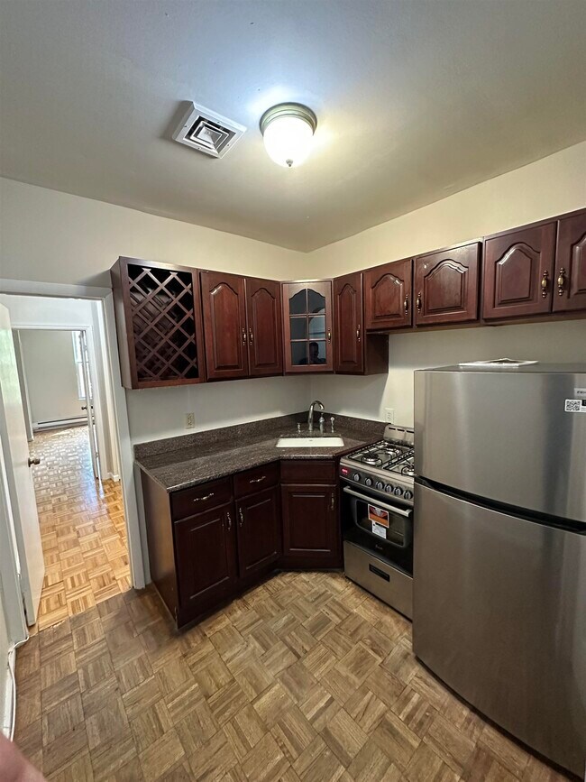 348 Grove St-Unit -2 in Jersey City, NJ - Building Photo - Building Photo