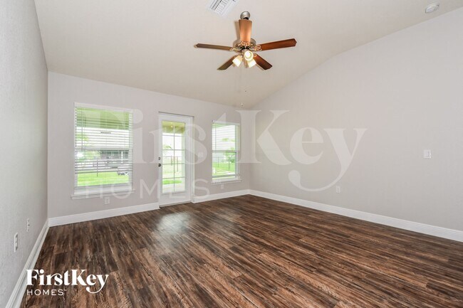 2716 NW 3rd Ave in Cape Coral, FL - Foto de edificio - Building Photo