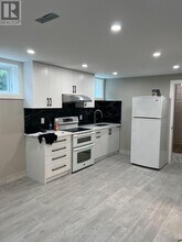 8 Lorne Bruce Dr in Toronto, ON - Building Photo - Building Photo