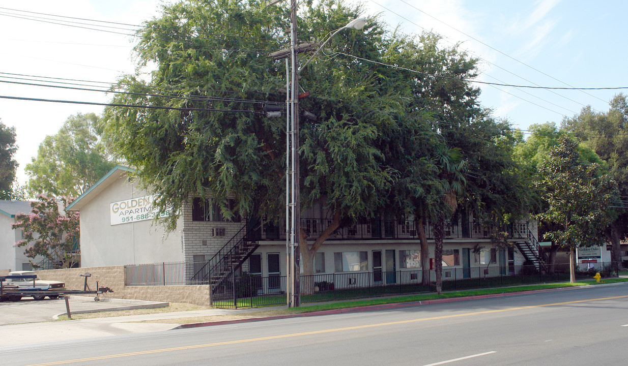 Golden Oaks in Riverside, CA - Foto de edificio