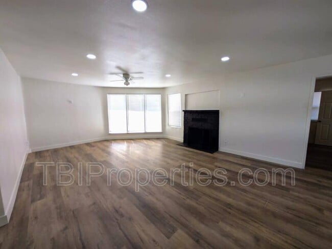 936 Bradley St in Riverside, CA - Building Photo - Building Photo