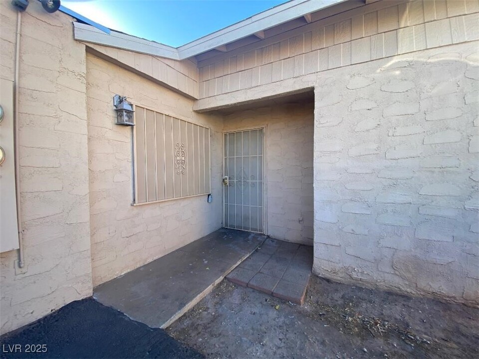5215 Gray Ln in Las Vegas, NV - Building Photo