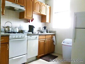 126 Warren St in Boston, MA - Building Photo