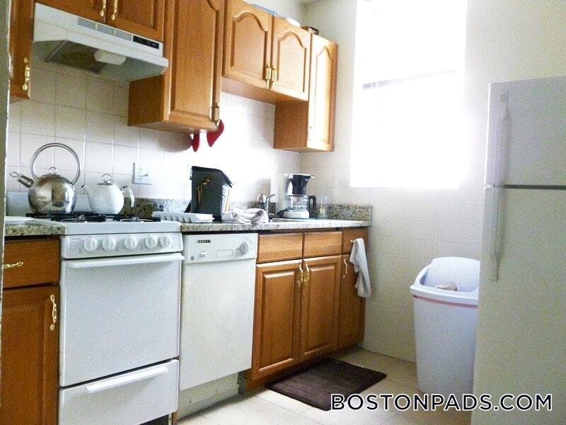 126 Warren St in Boston, MA - Building Photo