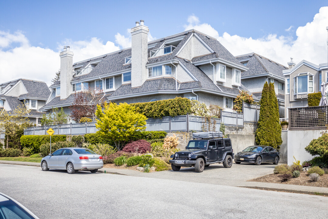 Bentley Mews in North Vancouver, BC - Building Photo