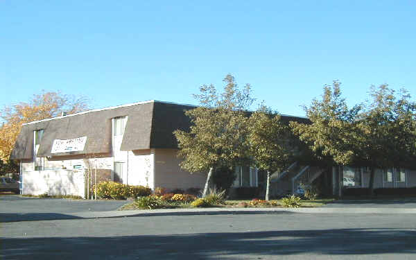 Dana Apartments in Fairfield, CA - Building Photo - Building Photo