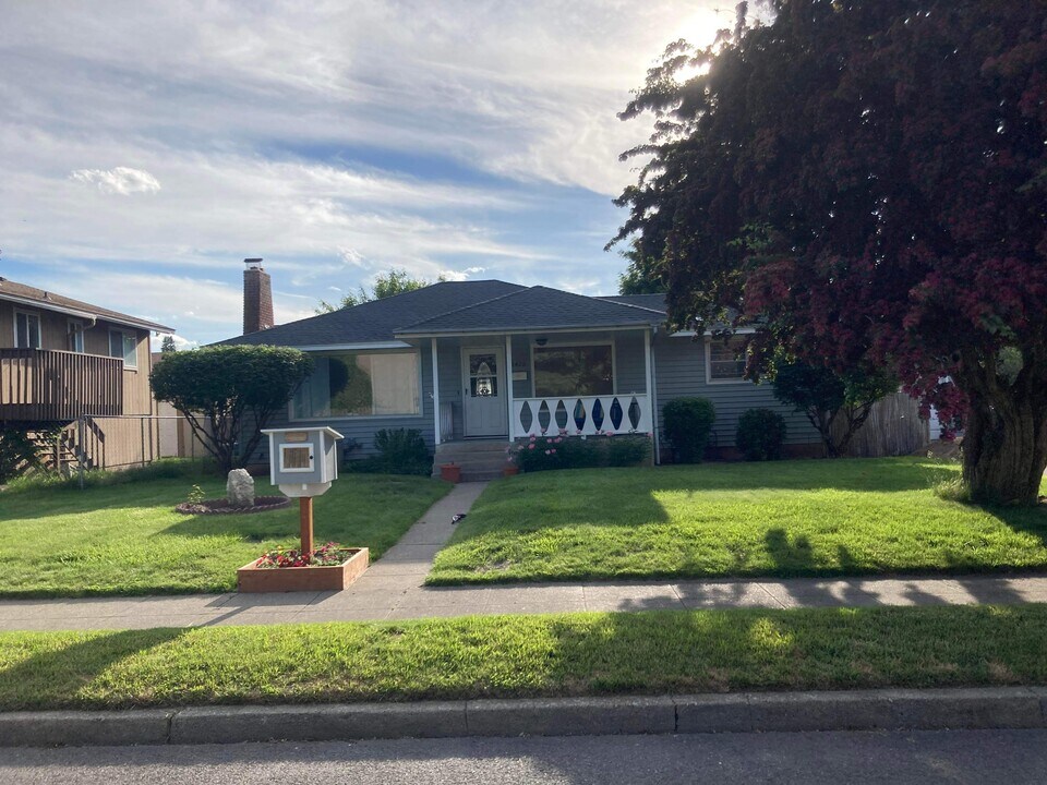 2420 S Myrtle St in Spokane, WA - Foto de edificio