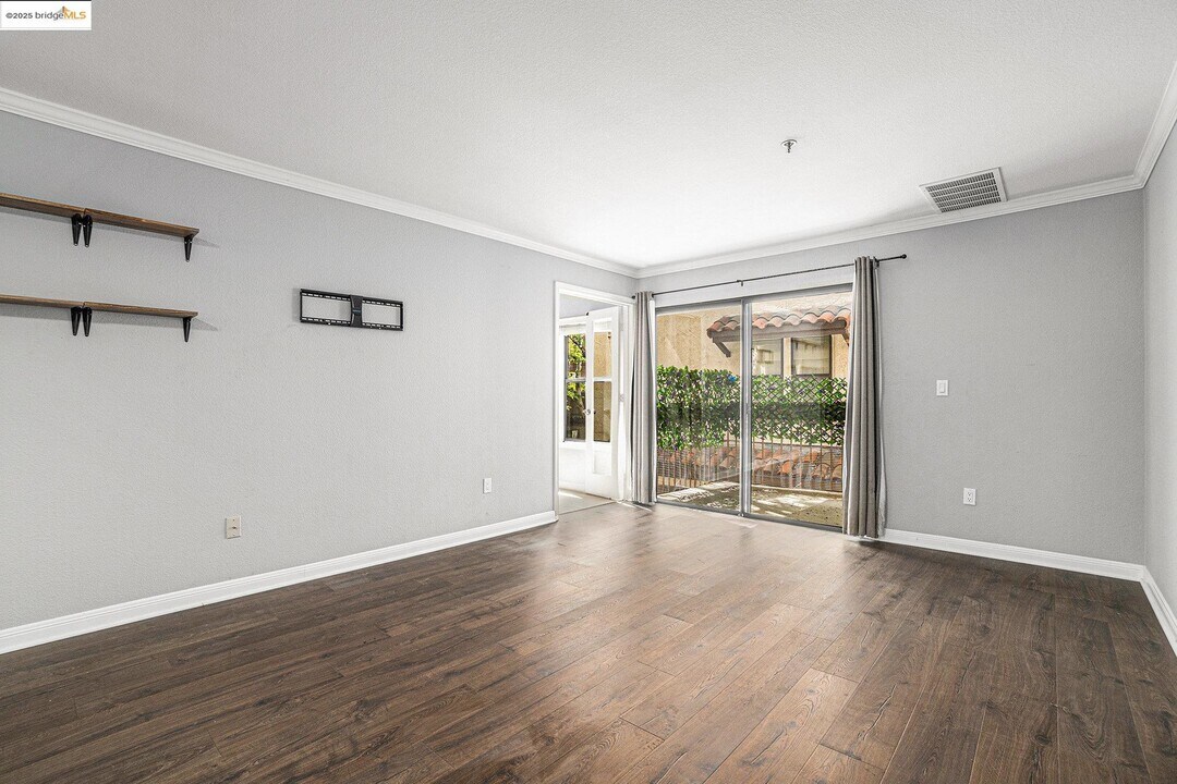 1122 S Villa Way in Walnut Creek, CA - Building Photo