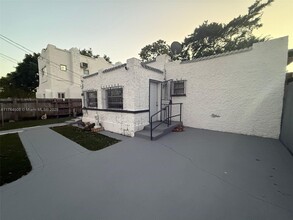 726 NW 12th Ct in Miami, FL - Building Photo - Building Photo