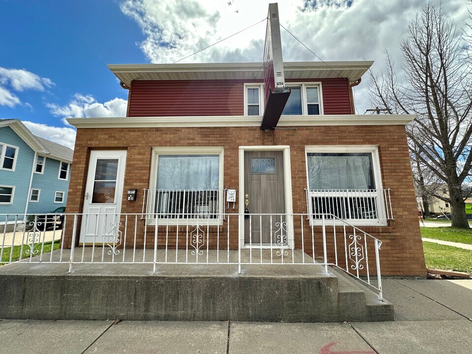 1321 W Court St in Janesville, WI - Building Photo
