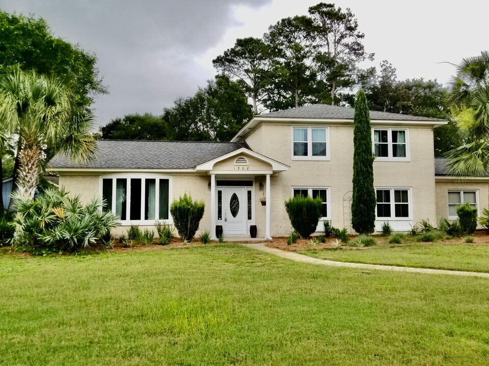 1308 Old Colony Rd in Mount Pleasant, SC - Building Photo