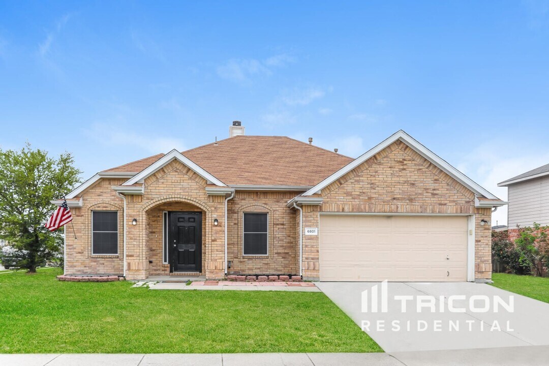 6801 Lake Jackson Dr in Arlington, TX - Foto de edificio