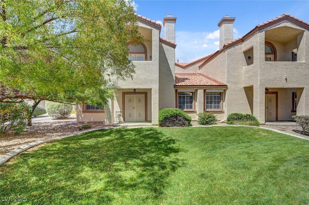 8301 Boseck Dr in Las Vegas, NV - Foto de edificio