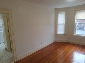 2 Meader Rd, Unit 1 b.r. apartment Everett in Everett, MA - Foto de edificio - Building Photo