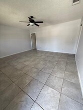 1217 White Pine Dr in Wellington, FL - Foto de edificio - Building Photo