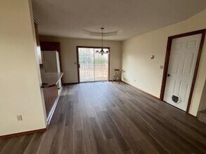 1402 Sunshine Dr in Neosho, MO - Building Photo - Building Photo