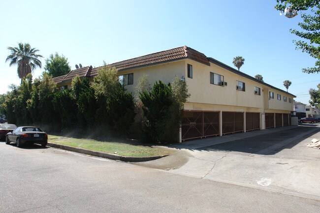 7061 Whitsett Ave in North Hollywood, CA - Foto de edificio - Building Photo