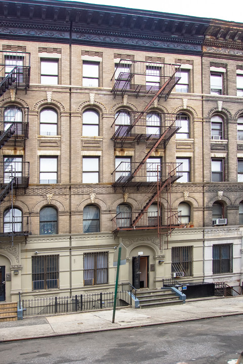 141 W 113th St in New York, NY - Building Photo