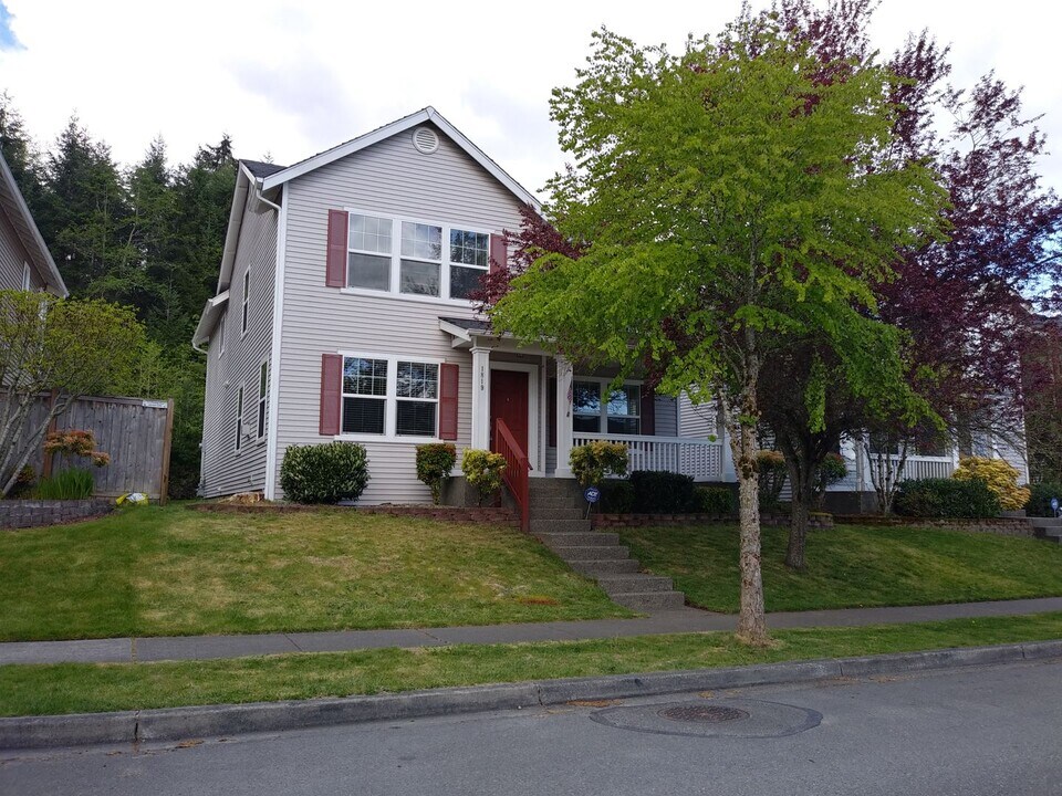 1819 Hoffman Hill Blvd in Dupont, WA - Foto de edificio