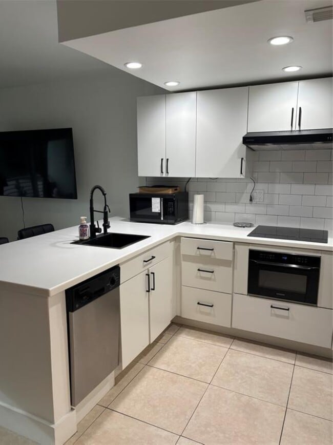 2900 NE 30th St, Unit B-2 in Fort Lauderdale, FL - Foto de edificio - Building Photo