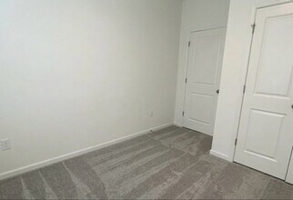 960 Rift Vly Dr in Zebulon, NC - Foto de edificio - Building Photo