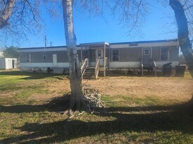 1423 S Prosperity St in El Campo, TX - Building Photo