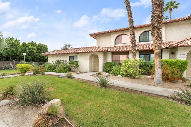 2074 N Mira Vista Way in Palm Springs, CA - Building Photo - Building Photo