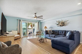 19201 Vista Ln in Indian Shores, FL - Foto de edificio - Building Photo