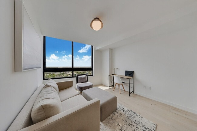 41 NW 2nd St, Unit SI ID1542245P