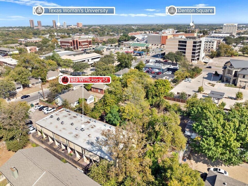 613 W Hickory St in Denton, TX - Foto de edificio
